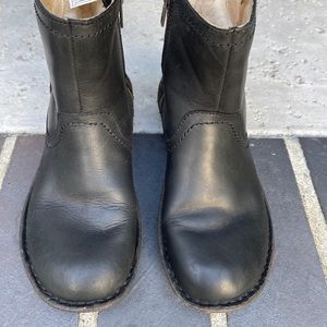 Ugg Women’s Side - Zip Ankle Boots. Size 6 to 6.5